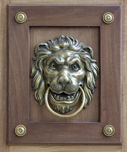 棕色门有美丽的青铜复古风格雕刻狮子头把手Knocker图片