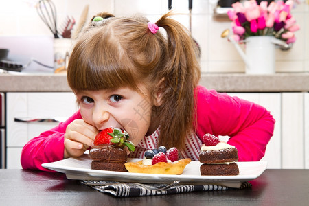 小女孩准备吃蛋糕和水果图片