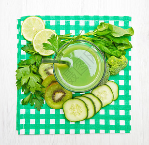 健康的饮料绿色蔬菜和果汁图片