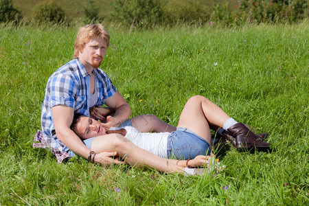 在青草地上相爱的一对美快乐的情侣图片