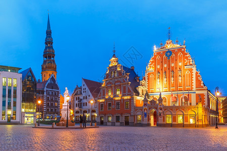 夜间在拉脱维亚里加老城与黑头人之家和圣彼得教堂的市政厅广场图片