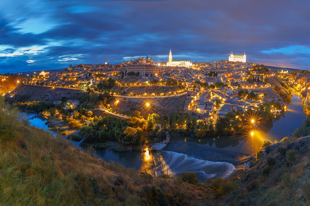 西班牙卡斯蒂利亚拉曼查市托莱多旧城和塔霍河夜间全景图片