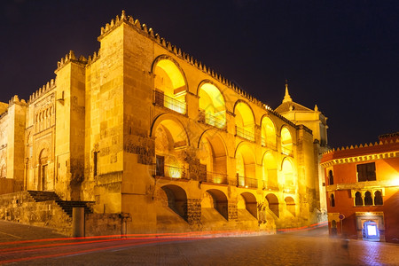 梅兹基塔大清真寺西班牙安达卢亚科尔多瓦夜间图片