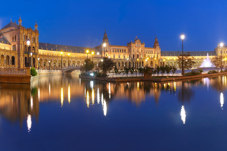 西班牙安达卢亚塞维利班牙广场或埃斯帕纳夜间全景西班牙安达卢亚图片
