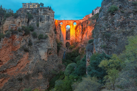 新桥PuenteNuevo晚上在西班牙安达卢亚Ronda的Tajo峡谷上空照亮图片