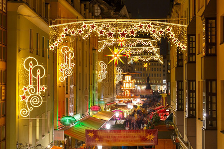 在德国萨克森累斯登市夜间装饰和照亮圣诞街道图片