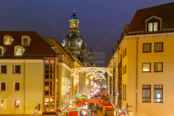 在德国萨克森累斯顿市夜间装饰和照亮圣诞街的母Frauenkirche路德图片