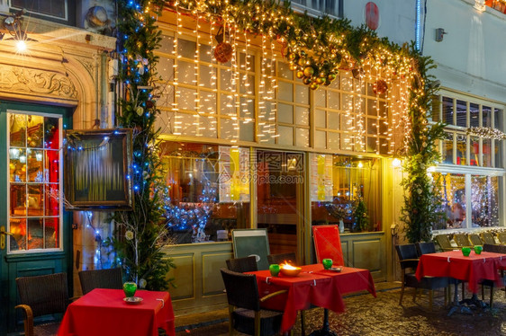 比利时布鲁日市中心的圣诞装饰和照亮街道图片