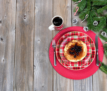 喜庆圣诞早餐和咖啡上面有绿色的树枝以及生锈的木头图片