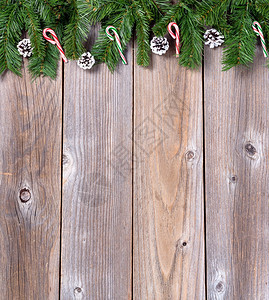 圣诞假木制背景有fir树枝和糖果杖图片