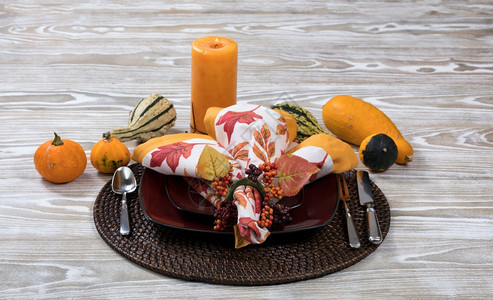 近距离观看一个节日秋天晚宴背景上装饰着真正的果酱装饰和蜡烛图片