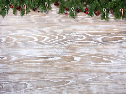 用于圣诞节概念的精致白色木质背景带有fir树枝糖果杖和松带有复制空间的覆盖视图图片