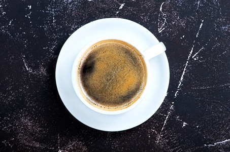 咖啡杯中的新鲜和桌子上的新鲜咖啡图片