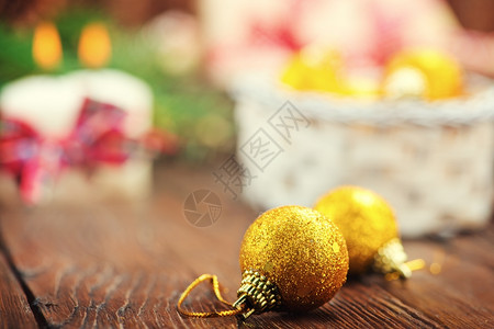 木制桌上的彩色圣诞节装饰图片