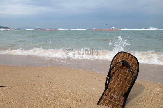 泰国巴塔亚沙滩上的海拖鞋图片
