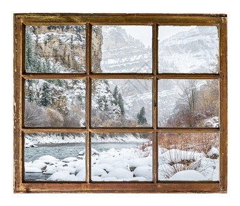 深峡谷的山河冬季景象通过古老坚固用脏玻璃砸的窗户图片