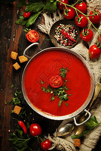 木桌上的自制番茄汤最高风景图片