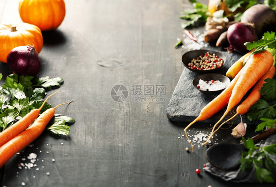 木材上的蔬菜生物健康食品草药和香料木材上的有机蔬菜烹饪概念图片
