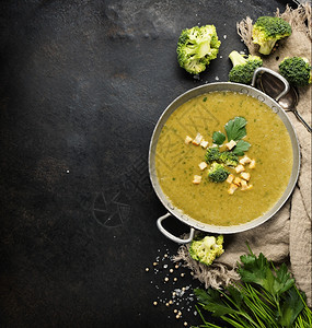 土制花椰菜汤纯洁于黑暗的生锈背景图片