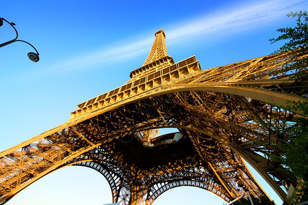 Eiffel铁塔和法国巴黎天空的视图图片