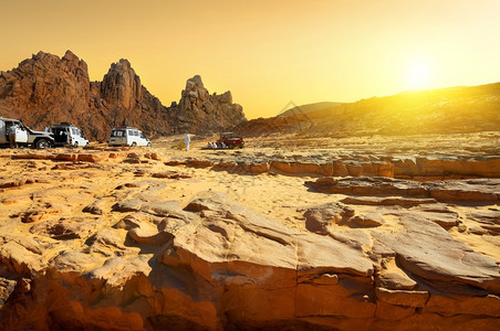 日落时去埃及沙漠旅行图片