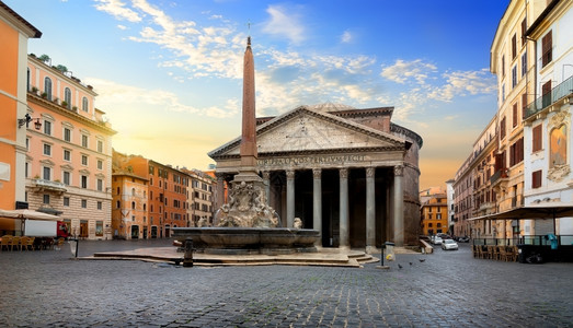 意大利日出时在罗马泛神殿和喷泉图片