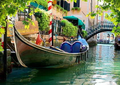 意大利威尼斯街上的Gondola图片