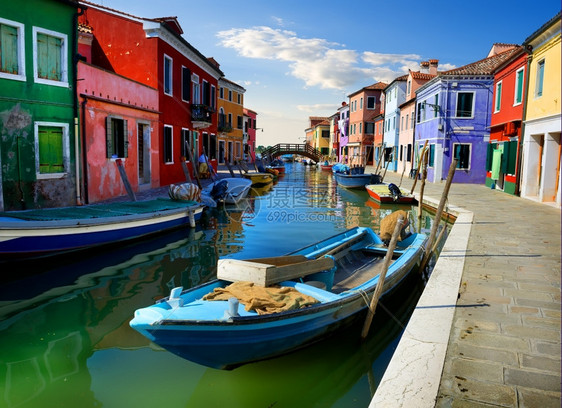 意大利布罗拉诺夏季的船和有色房屋图片