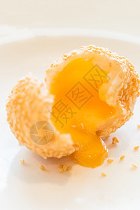 炸芝麻蛋和奶熔岩中式美食图片