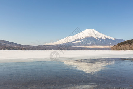 在日本冬季雪反射IcedYamanaka湖的藤冬山图片