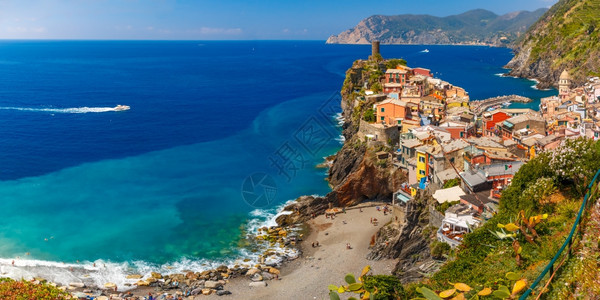 意大利古里亚CinqueTerre公园Vernazza五地和中海的渔村空全景图片