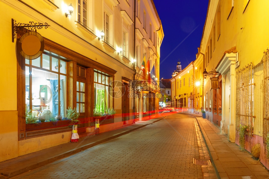 照片街和明亮的车轨晚上在立陶宛维尔纽斯老城波罗的海州图片