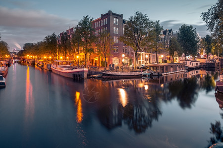 荷兰阿姆斯特丹运河和典型房屋船只和自行车图片