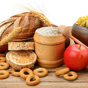 小麦产品在白背景孤立的桌上制成小麦产品图片
