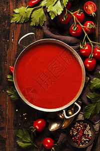木桌上的番茄汤图片
