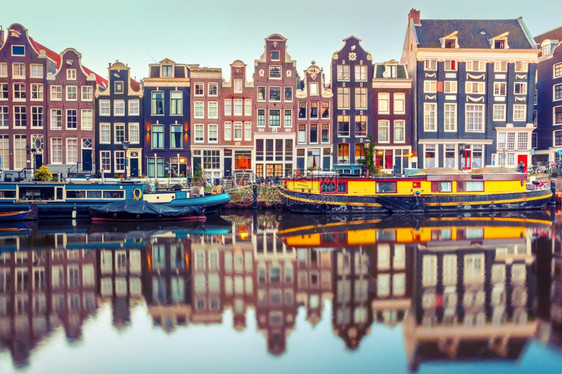 荷兰上午蓝色时段装有典型荷兰码头房屋和船的阿姆斯特丹运河Singel图片
