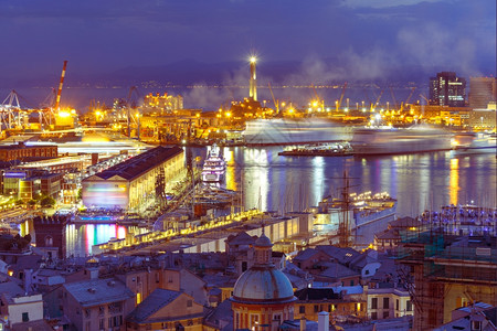 地中海热亚那港的旧灯塔集装箱和客运码头图片