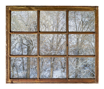 峡谷中树木的冬季风景通过古老坚固用脏玻璃砸碎的窗图片