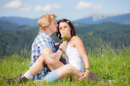在青草地上相爱的一对美情侣图片