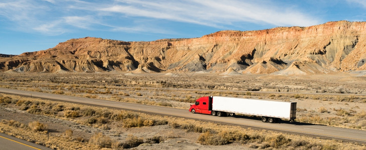 一辆集装箱大卡车在犹他州高速公路上行驶图片
