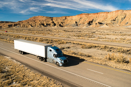 一辆集装箱大卡车在犹他州高速公路上行驶图片