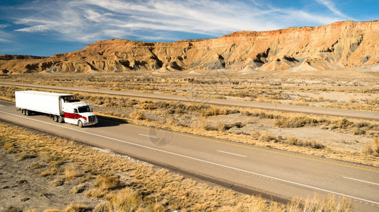 一辆集装箱半挂车在犹他州高速公路上行驶图片