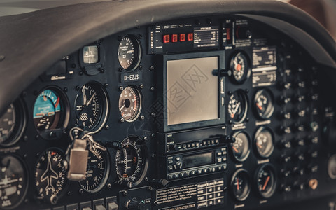 旧式飞机驾驶舱内图片