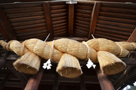 日本岛川县Izumotaisha祈祷堂前的圣草绳图片