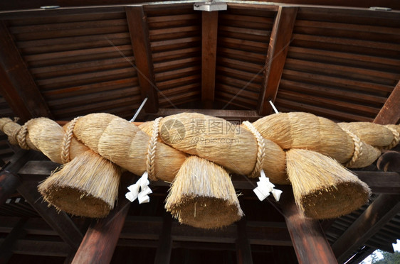 日本岛川县Izumotaisha祈祷堂前的圣草绳图片