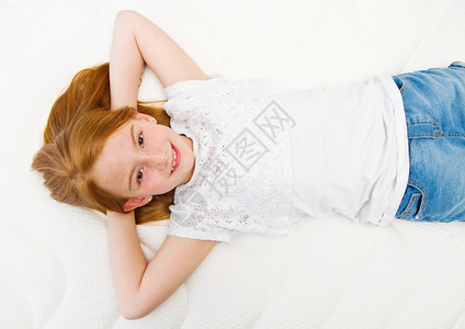 年轻女孩躺在床上垫很优雅图片