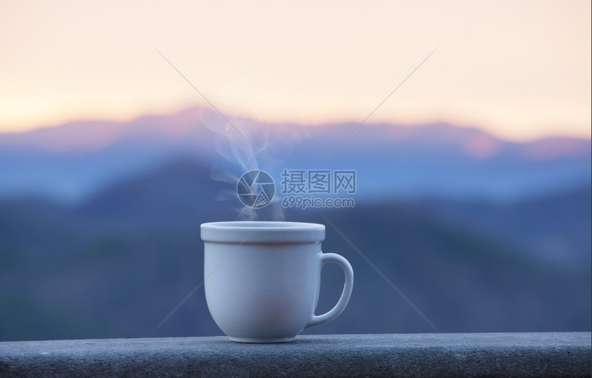 早上在阳台上喝咖啡看户外美景图片