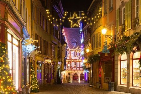 古城街景法国阿尔萨斯古城科马的老镇Alsatian传统半平板房屋在圣诞节时被装饰和照亮法国阿尔萨斯背景