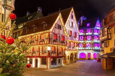 法国阿尔萨斯古城科马的老镇Alsatian传统半平板房屋在圣诞节时被装饰和照亮法国阿尔萨斯图片