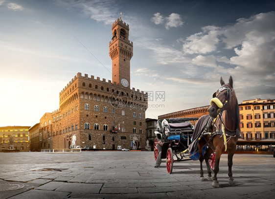 在意大利佛罗伦萨黎明时马匹骑在意大利佛罗伦萨的PiazzadellaSignoria广场图片